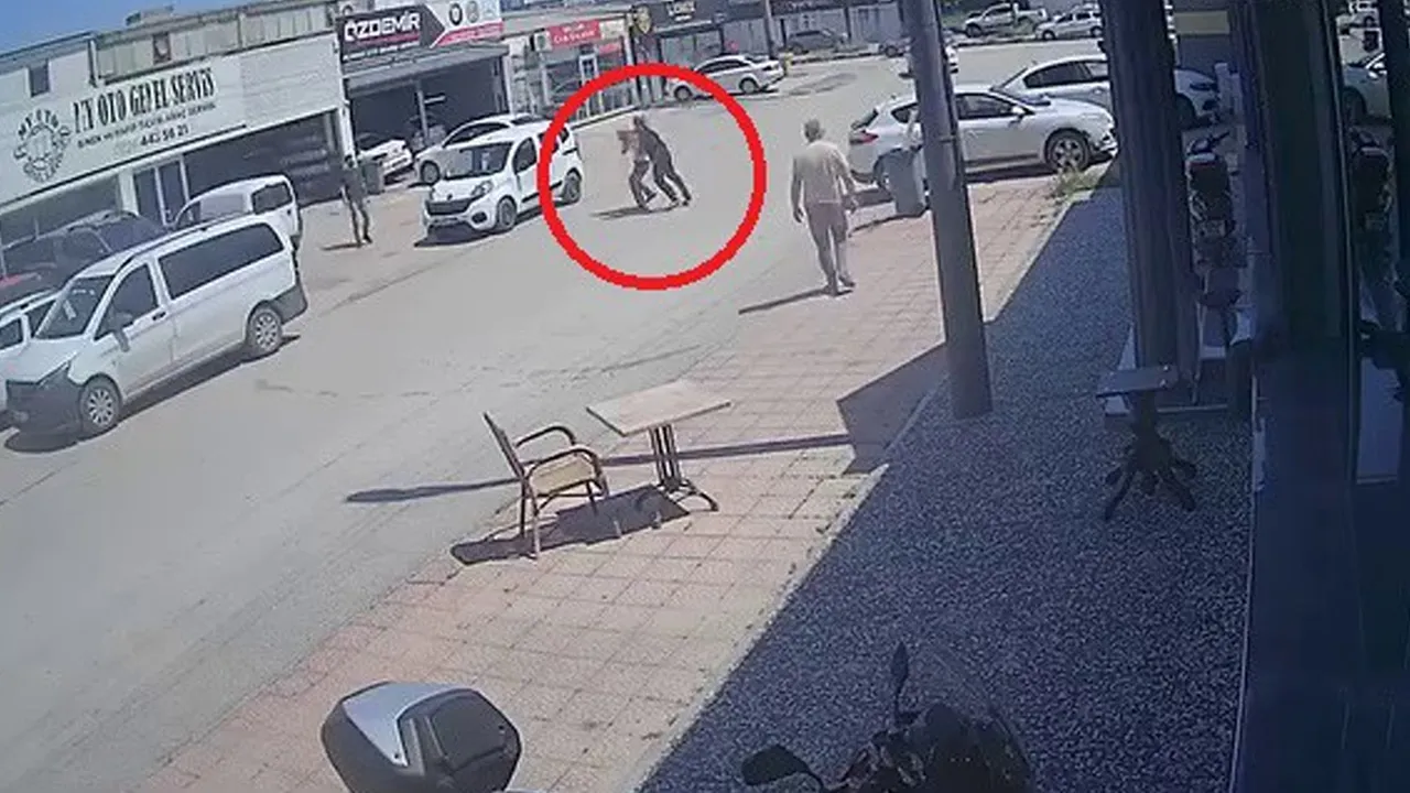 Hırsız aracı çalmak isterken yakalandı! Esnafın müdahalesi kamerada