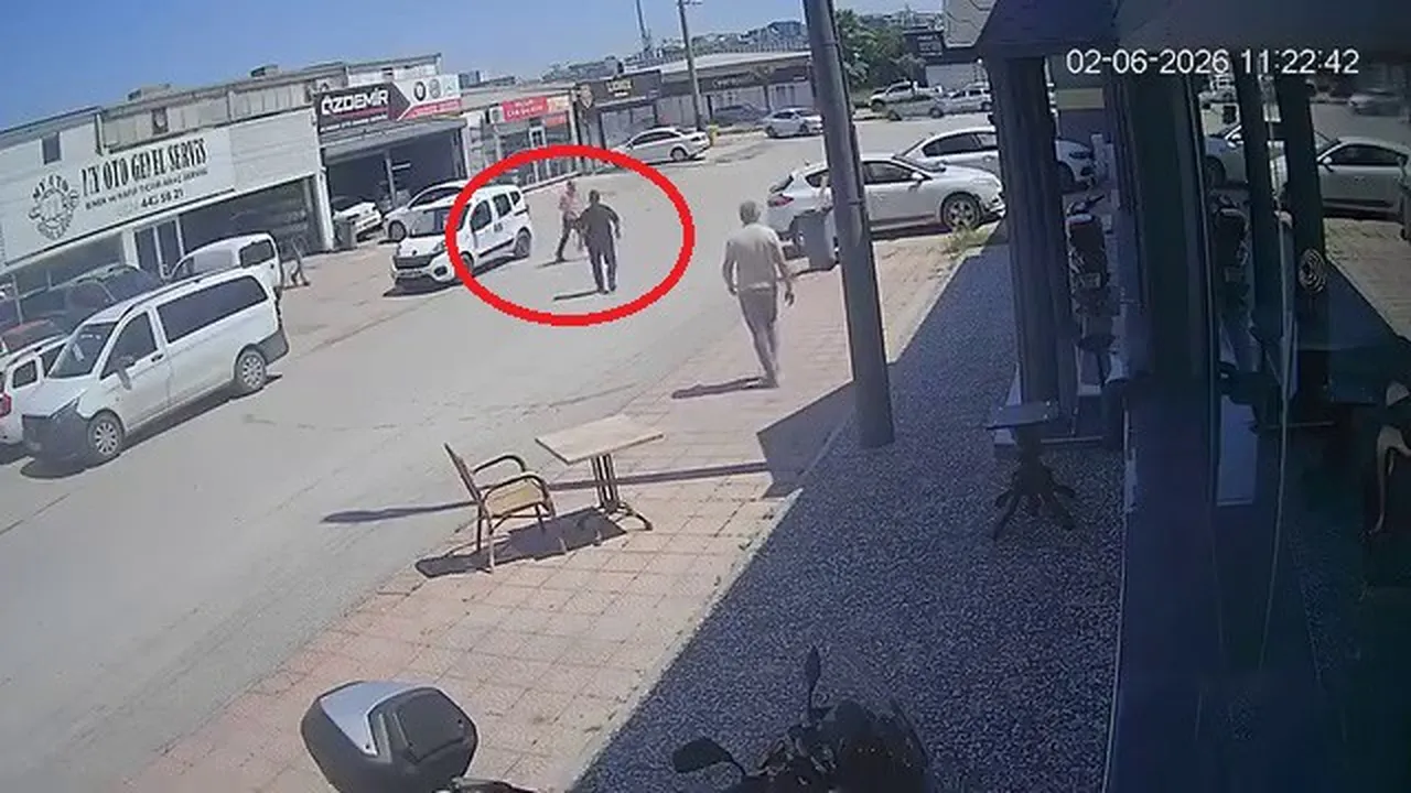 Hırsız aracı çalmak isterken yakalandı! Esnafın müdahalesi kamerada
