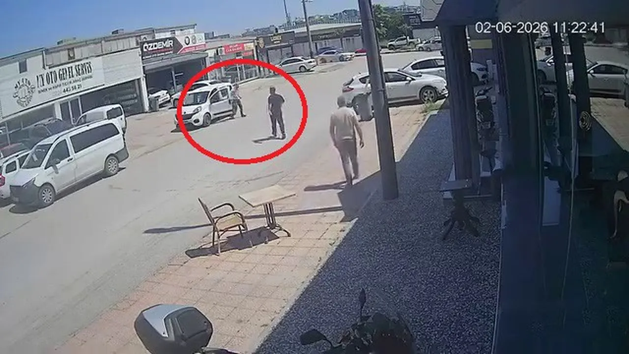 Hırsız aracı çalmak isterken yakalandı! Esnafın müdahalesi kamerada