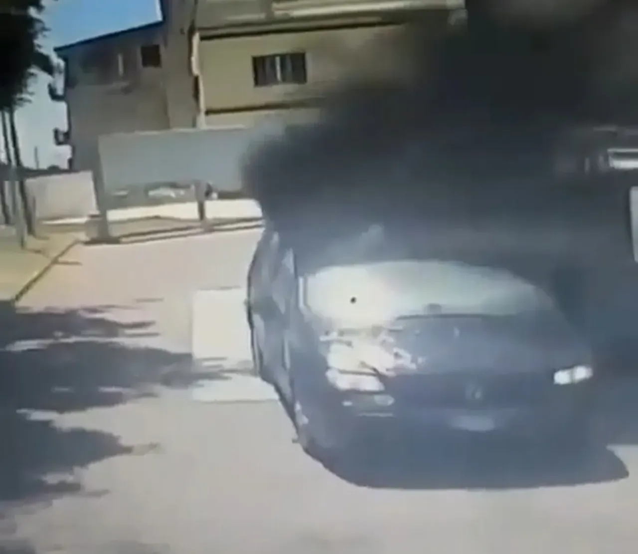 İtalyada kan donduran cinayet! Göçmen işçileri araca kilitleyip ateşe verdiler