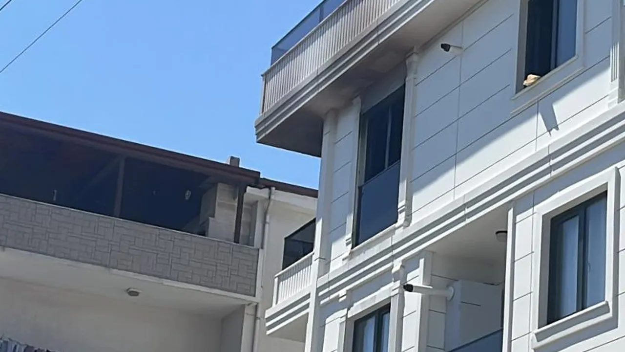 Kocaeli'de faciaya ramak kala: Yanan dairede mahsur kalan hamile anne ve 2 çocuğu kurtarıldı