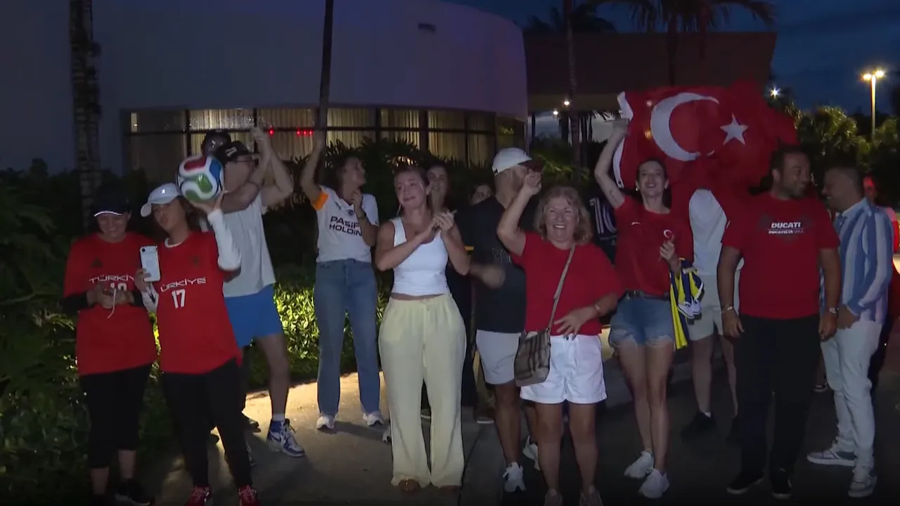 Türk taraftarlar, kafileyi tezahüratlarla karşıladı