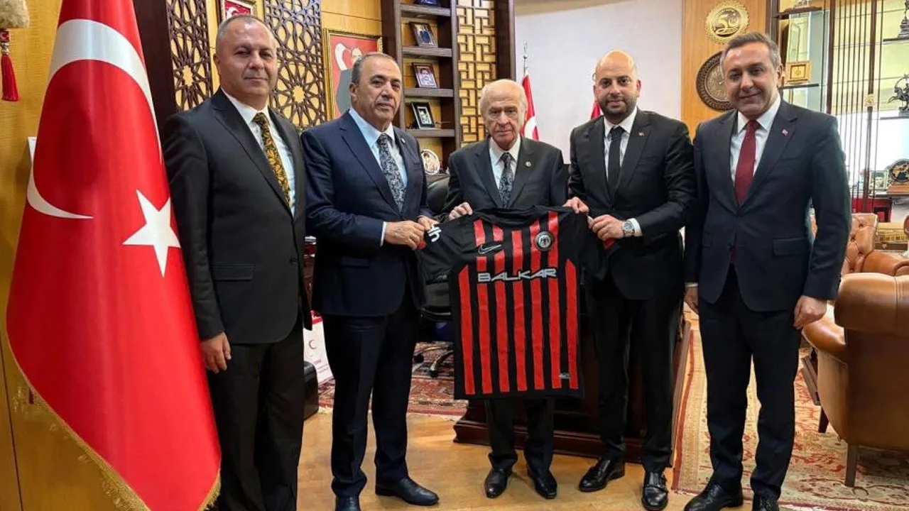Süper Lig'de çıkmışlardı... Bahçeli'yi ziyarete gidip, forma hediye ettiler