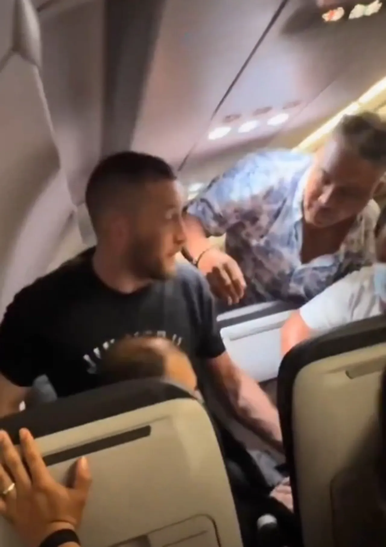 Uçakta pes dedirten anlar! Acil çıkış kapısından atlamaya çalıştı, yetmedi kabin görevlisinin boğazına sarıldı