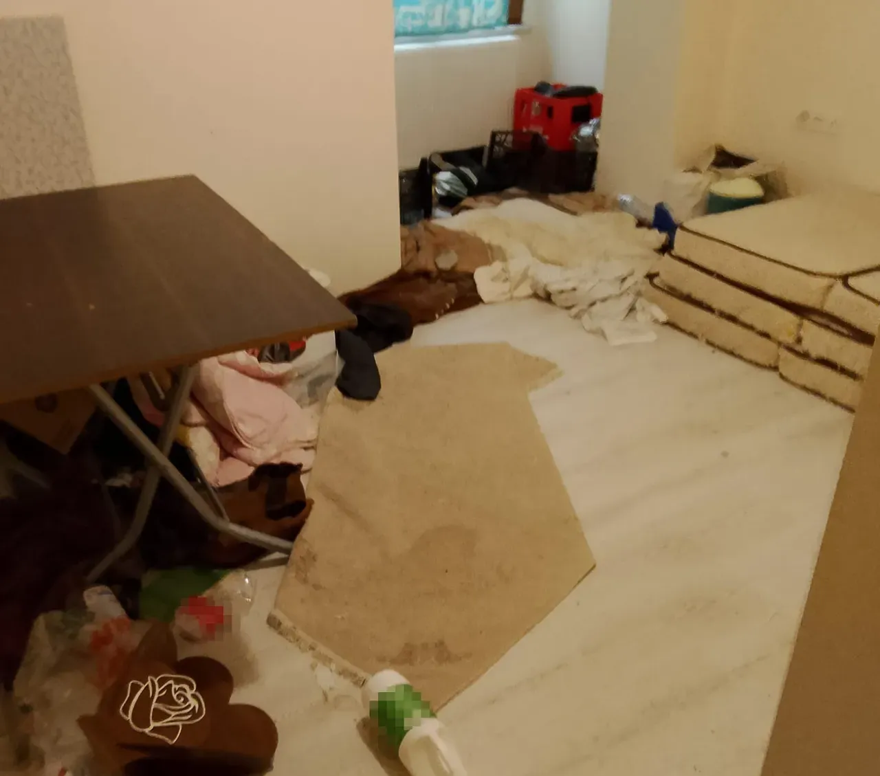 Ağır koku nedeniyle komşular taşınmak zorunda kaldı! Savcılık kararıyla açılan evde korkunç manzara