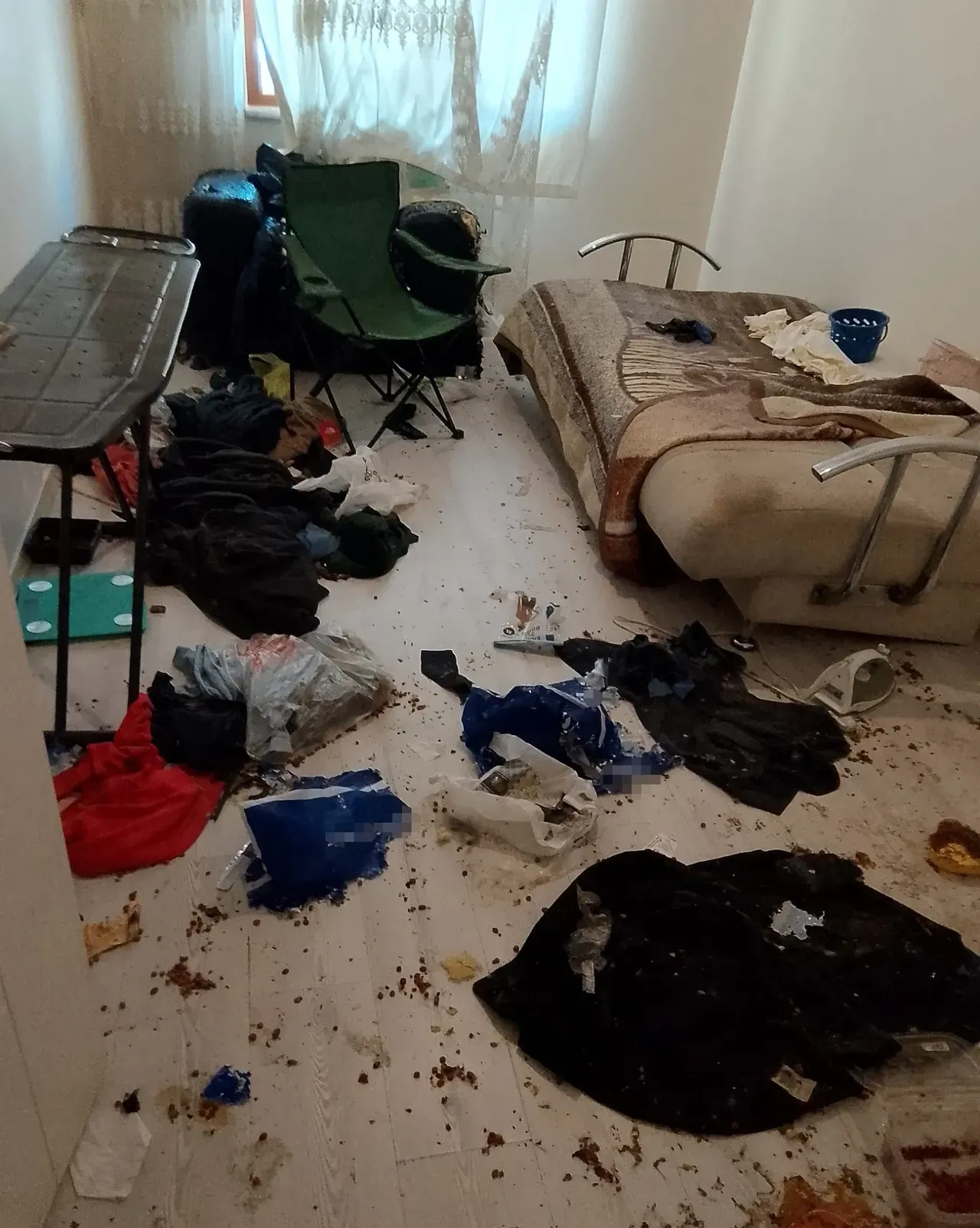 Ağır koku nedeniyle komşular taşınmak zorunda kaldı! Savcılık kararıyla açılan evde korkunç manzara