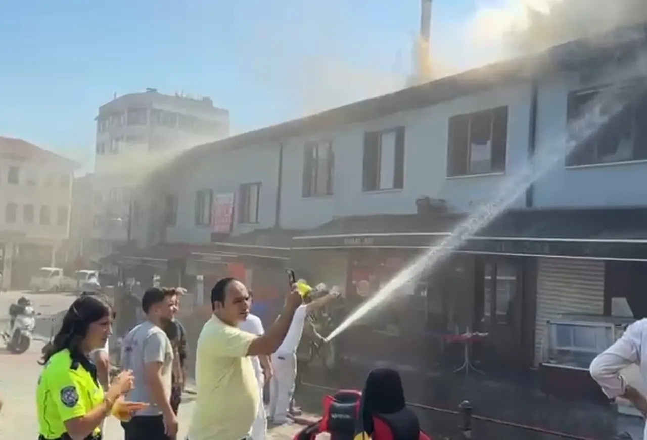 Bursada tarihi çarşıda büyük yangın! Ekipler olay yerinde