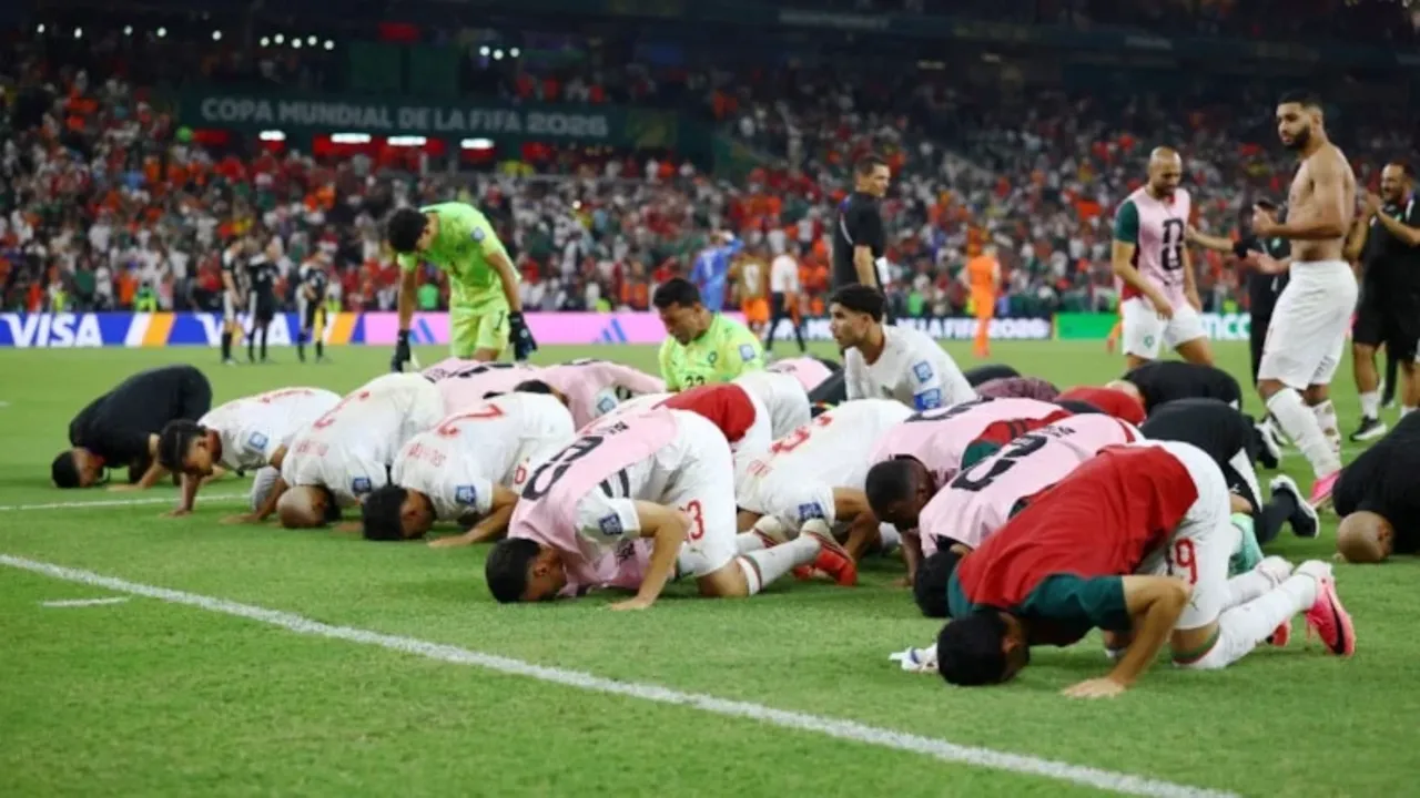 Dünya şükür secdesini konuşuyor: Maç öncesi skandal paylaşımla nefret kusan Hollandalı siyasetçiye tribünlerin önünde ders verdiler