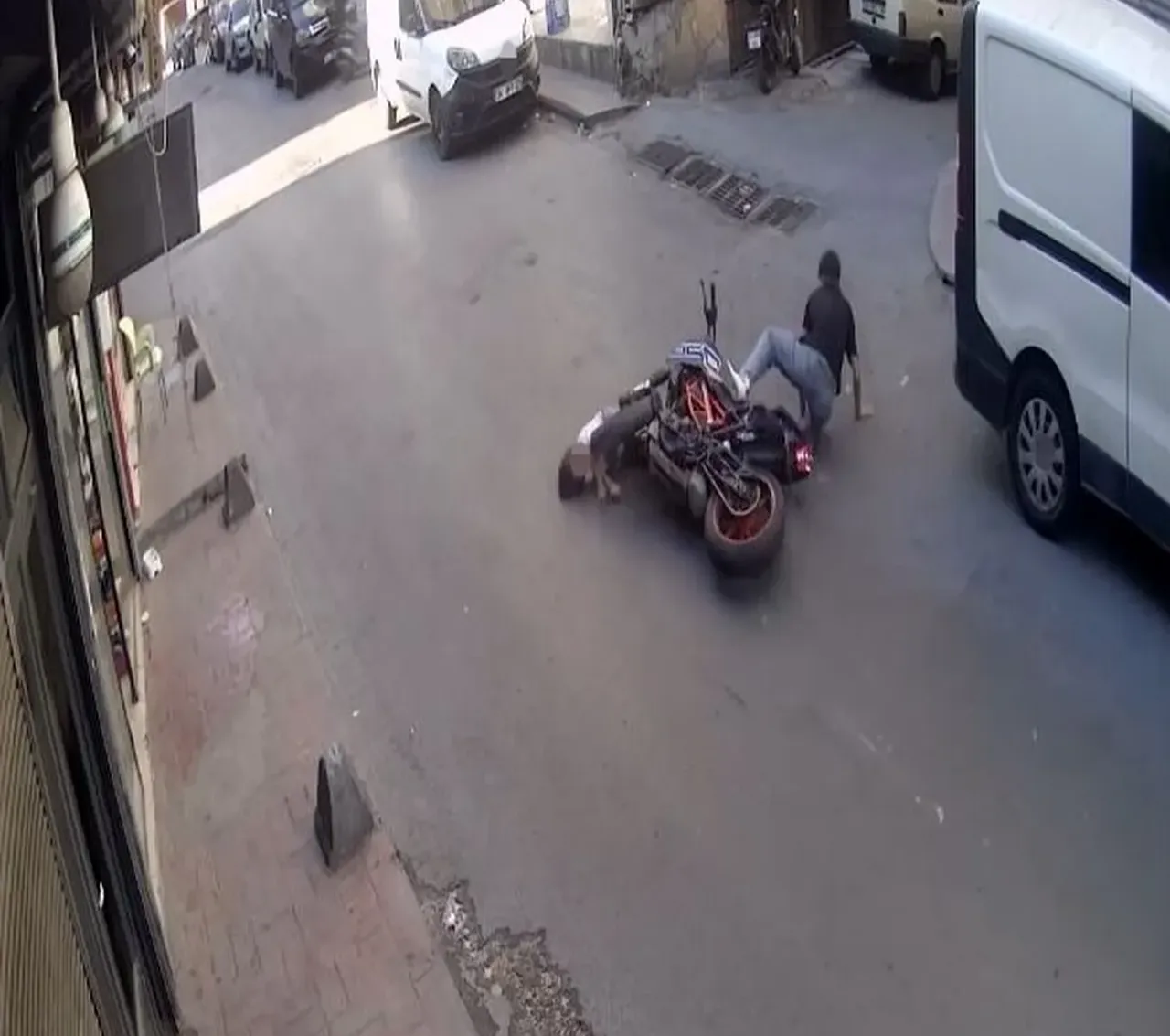 Hızla gelen motosiklet, yola çıkan çocuğu havaya savurdu! Kan donduran anlar