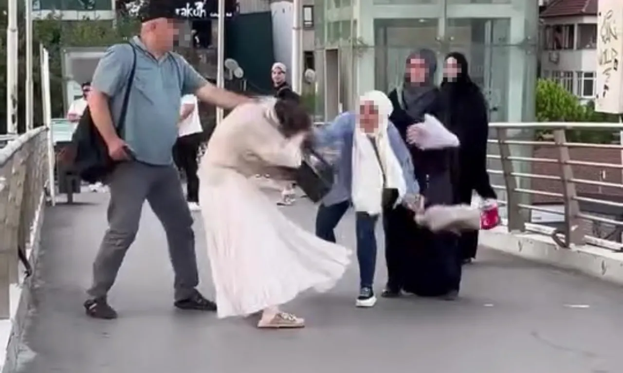 İzmit'te üst geçitte hemcinsini darp etti! O anlar kamerada