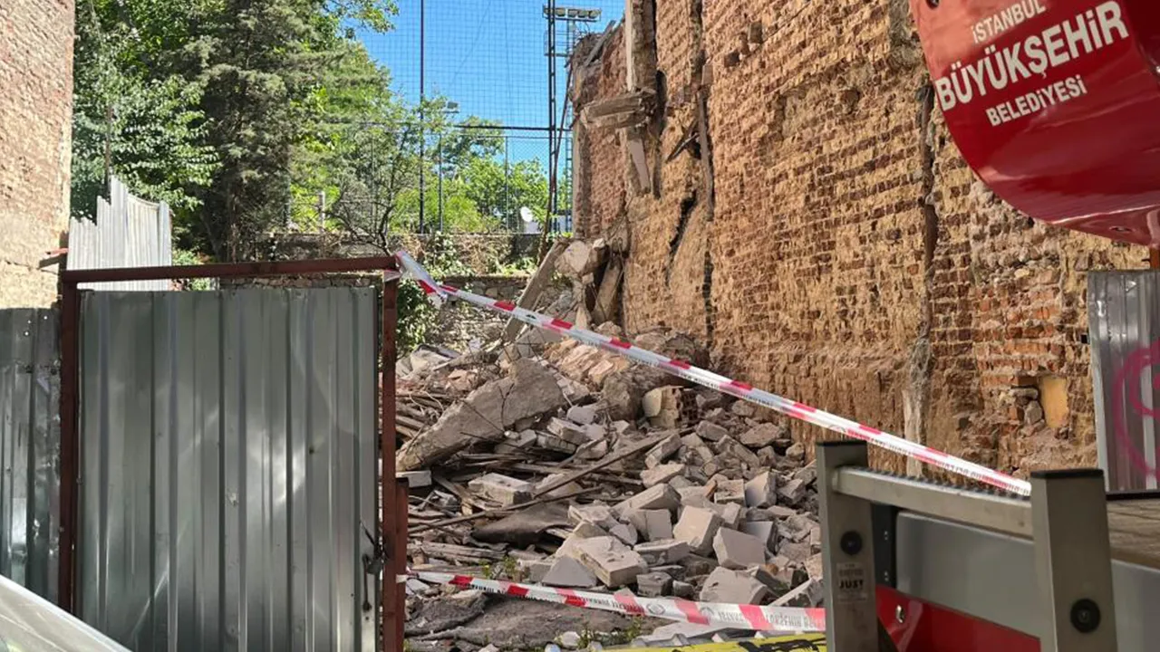 Kadıköy'de bina yıkımı sırasında göçük! 2 işçi kurtarıldı