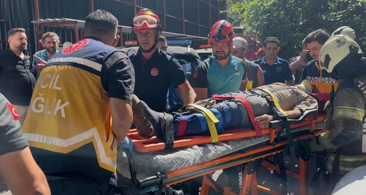 Kadıköy'de bina yıkımı sırasında göçük! 2 işçi kurtarıldı
