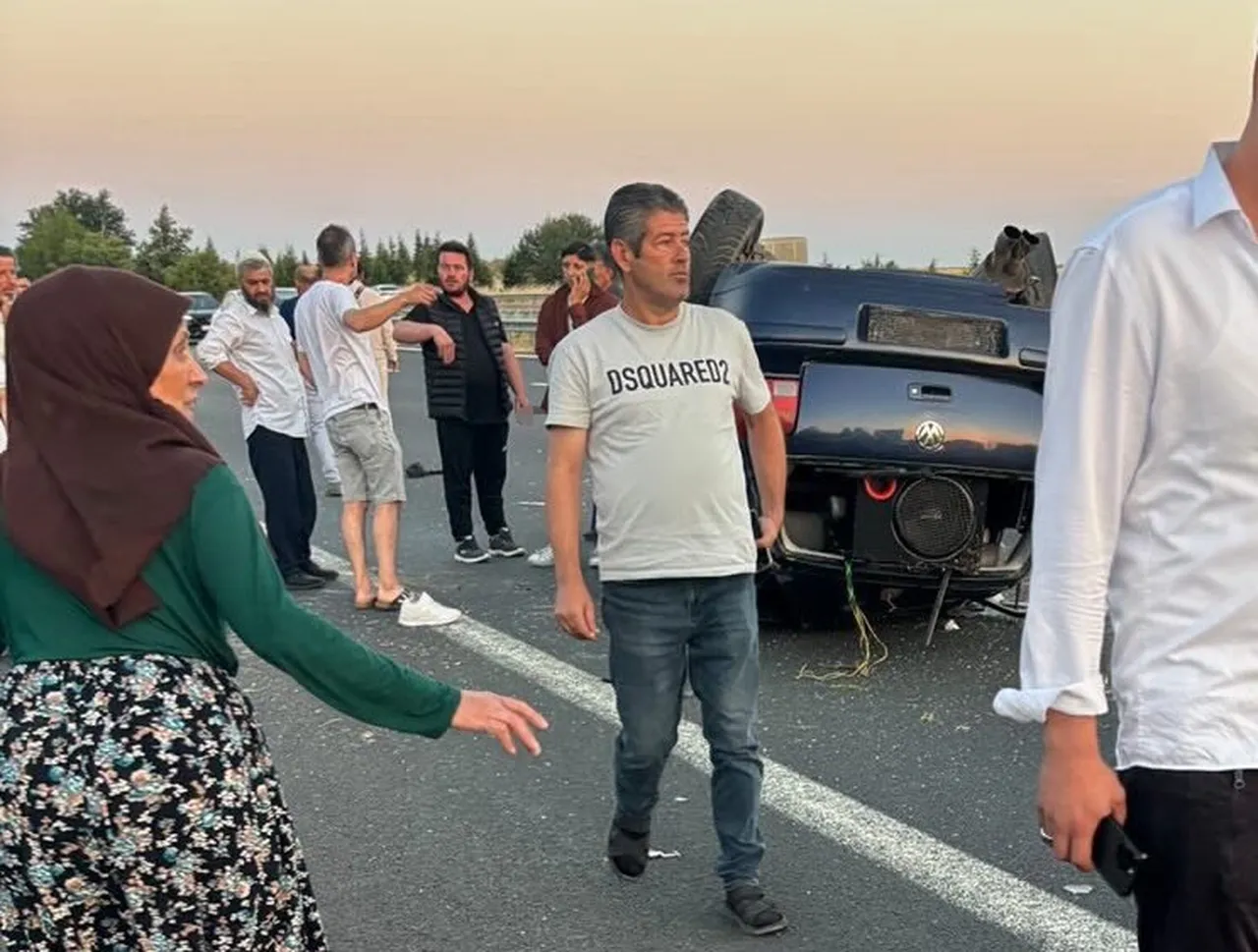 Lastiği patlayan araç takla attı! 3 genç oracıkta can verdi