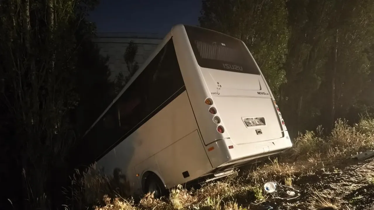 Servis aracı yol kenarına devrildi! Yaralılar var