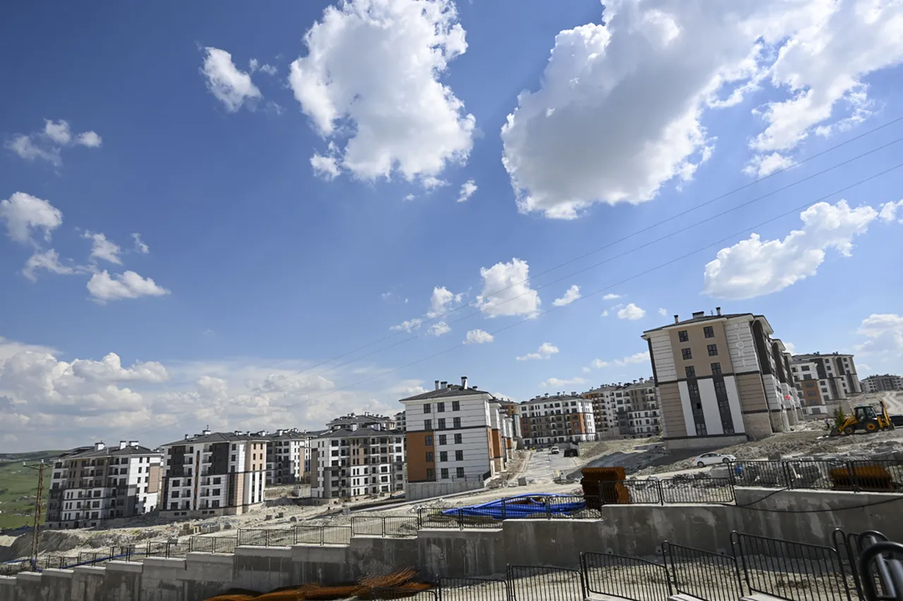 Aylık 18 bin liradan başlayan taksitlerle 20 bin yeni konut! Örnek daireden ilk kareler geldi