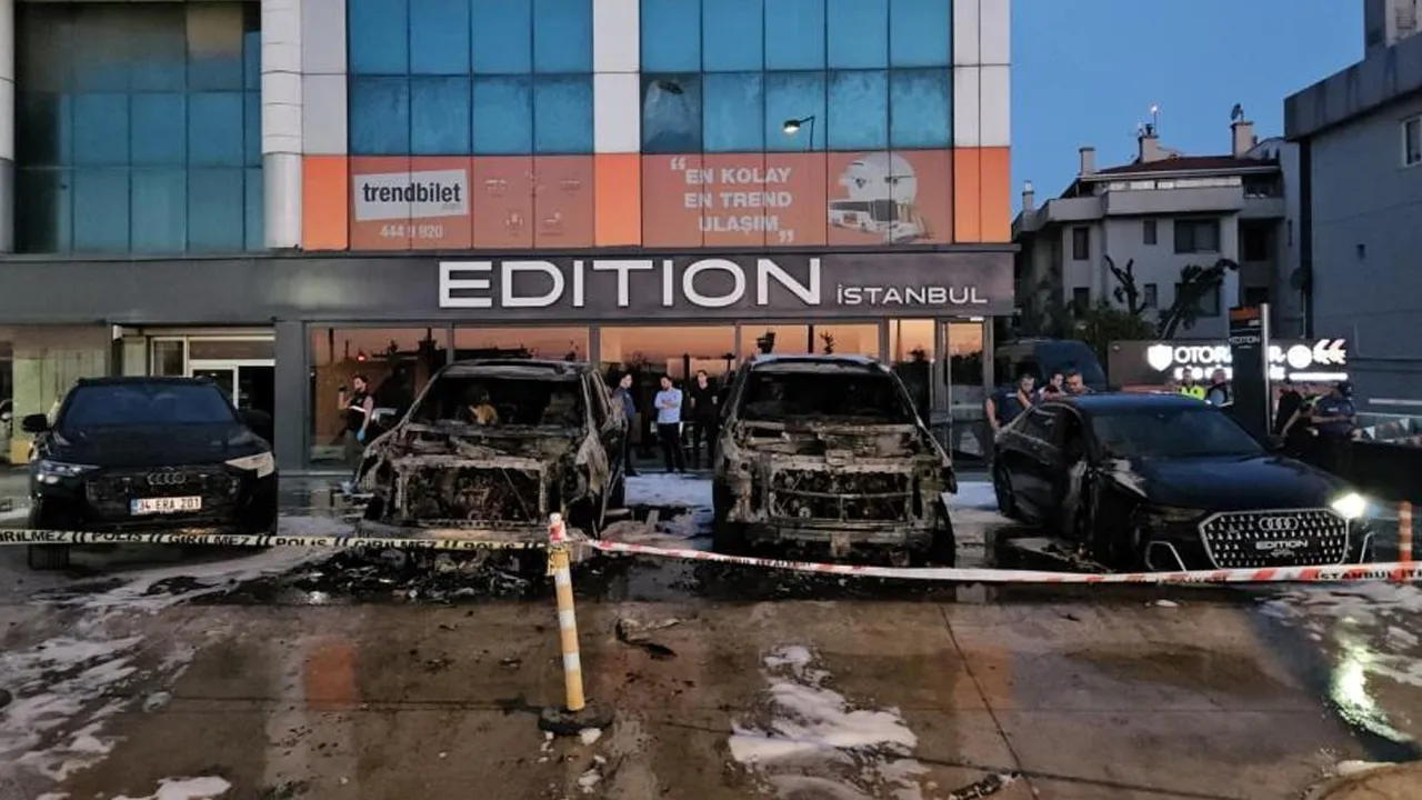 Bakırköy'de 50 milyon liralık araçlar cayır cayır yandı!