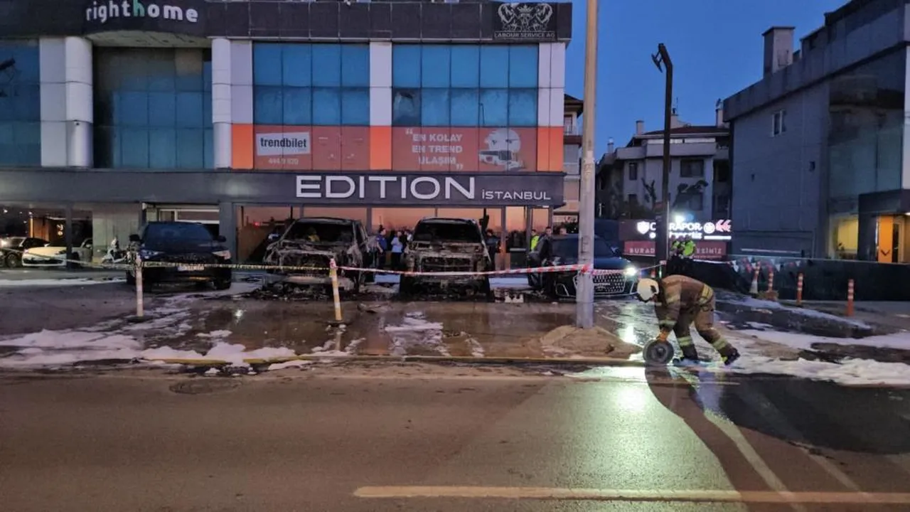 Bakırköy'de 50 milyon liralık araçlar cayır cayır yandı!