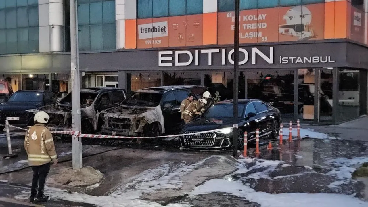 Bakırköy'de 50 milyon liralık araçlar cayır cayır yandı!