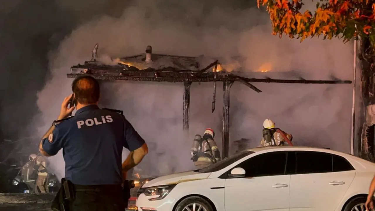 Bursa'da hareketli gece! Mobilya dükkanının deposu küle döndü