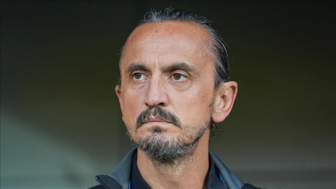 Tuncay Şanlı, 2015 yılında profesyonel futbol kariyerine nokta koymuş, 2016'da teknik direktörlük yapmaya başlamıştı.