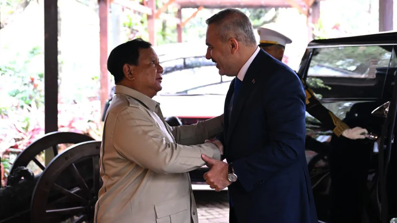 Fidan’ı, Endonezya  Cumhurbaşkanı  Prabowo Subianto kapıda karşıladı.