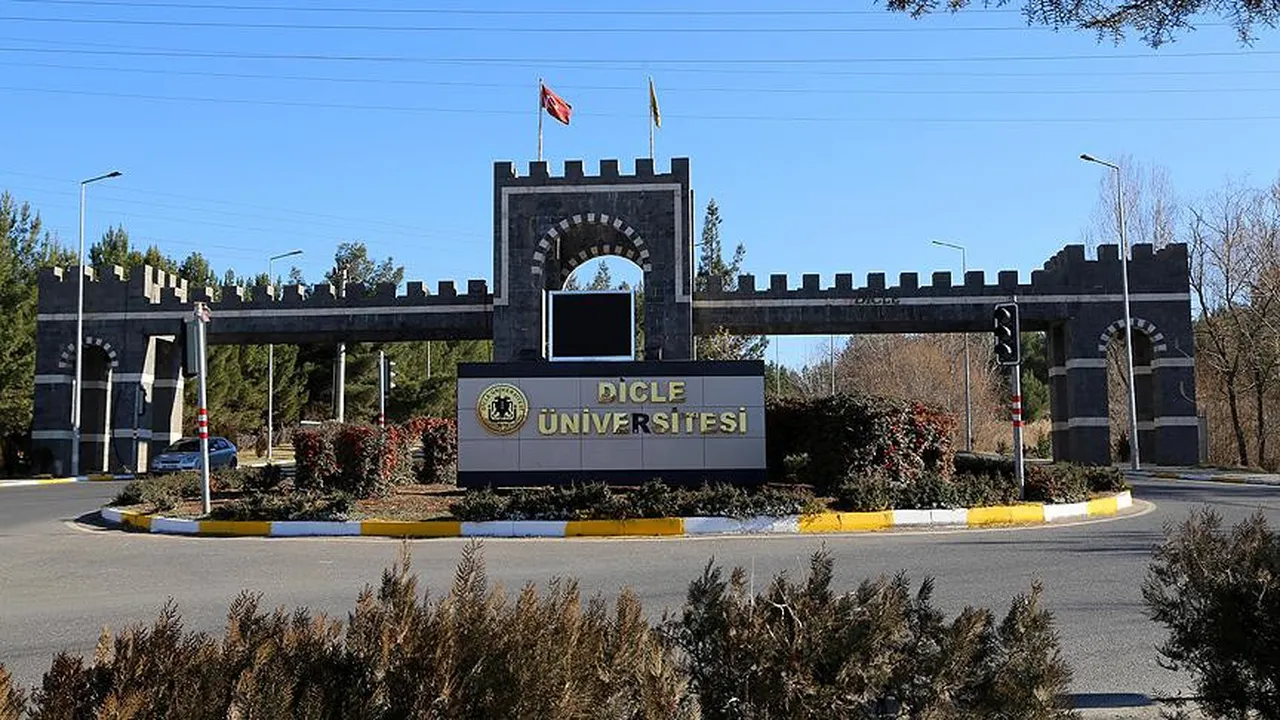 Kampüsten petrol çıkmıştı! Dicle Üniversitesi’ne 20 milyon dolarlık yatırım! 6 kuyu için imzalar atıldı, yüzde 3 pay verilecek