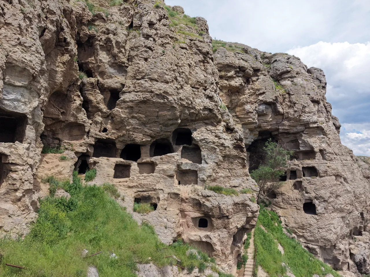 Kapadokya’dakinin aynısı! Gören tekrar bakıyor… Gökdelen gibi yükselen 3 bin yıllık mağara