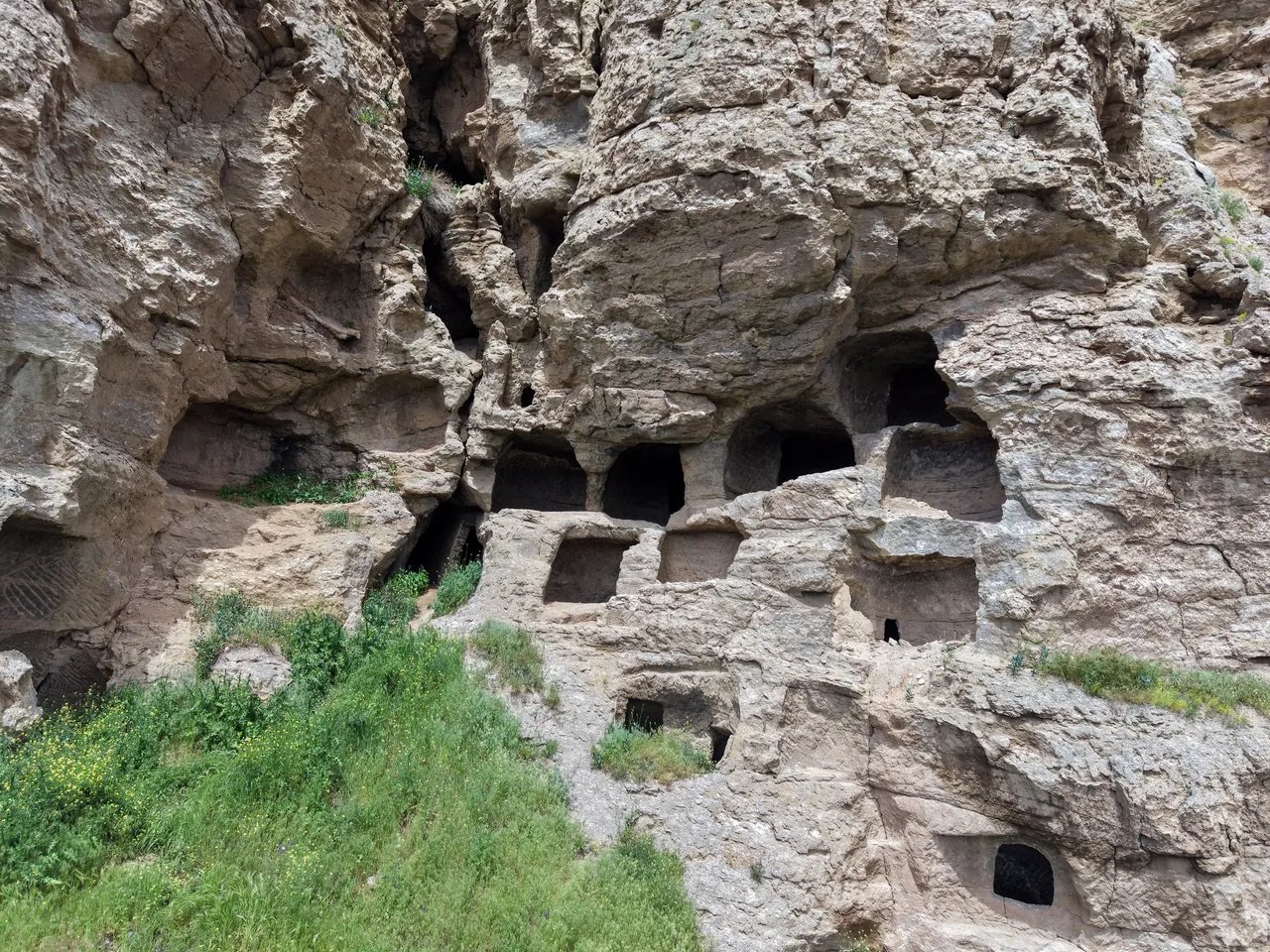 Kapadokya’dakinin aynısı! Gören tekrar bakıyor… Gökdelen gibi yükselen 3 bin yıllık mağara