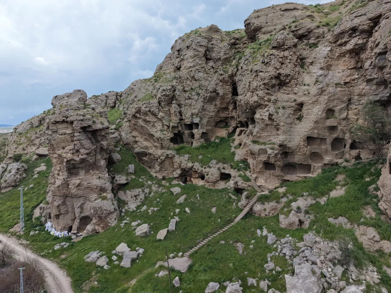 Kapadokya’dakinin aynısı! Gören tekrar bakıyor… Gökdelen gibi yükselen 3 bin yıllık mağara
