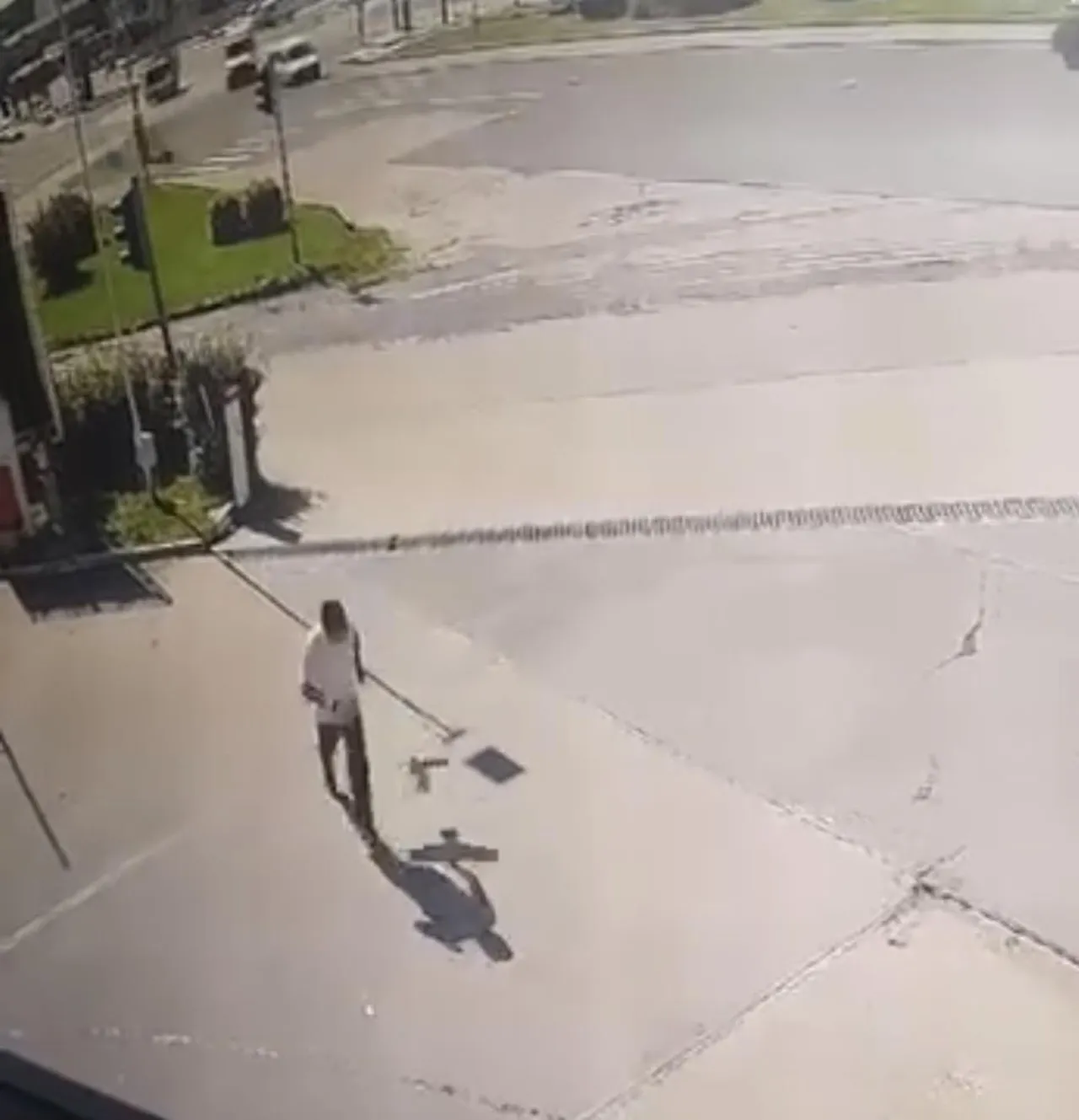 Kargayla nefes kesen kovalamaca! Panikle kaçtı, taklalar attı, o anlar kamerada