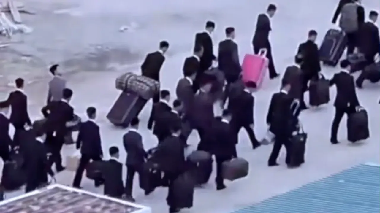 Rusya şantiyelerindeki takım elbiseli Kuzey Koreli köleler ifşa oldu!