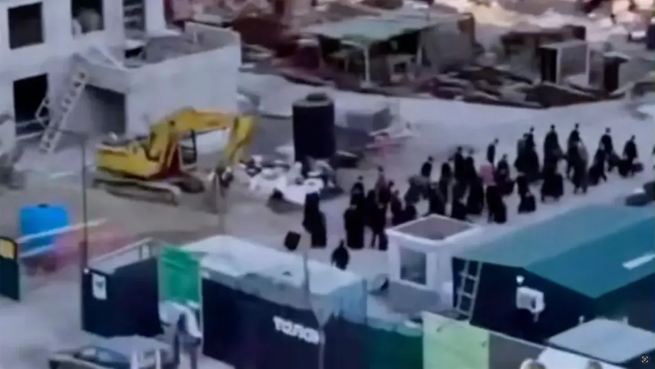Rusya şantiyelerindeki takım elbiseli Kuzey Koreli köleler ifşa oldu!