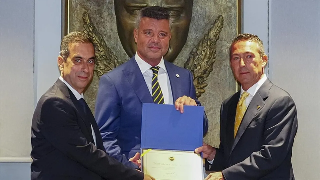 Sadettin Saran, Eylül 2025'te Ali Koç'a karşı seçimi kazanmış ve Fenerbahçe Başkanı olmuştu.
