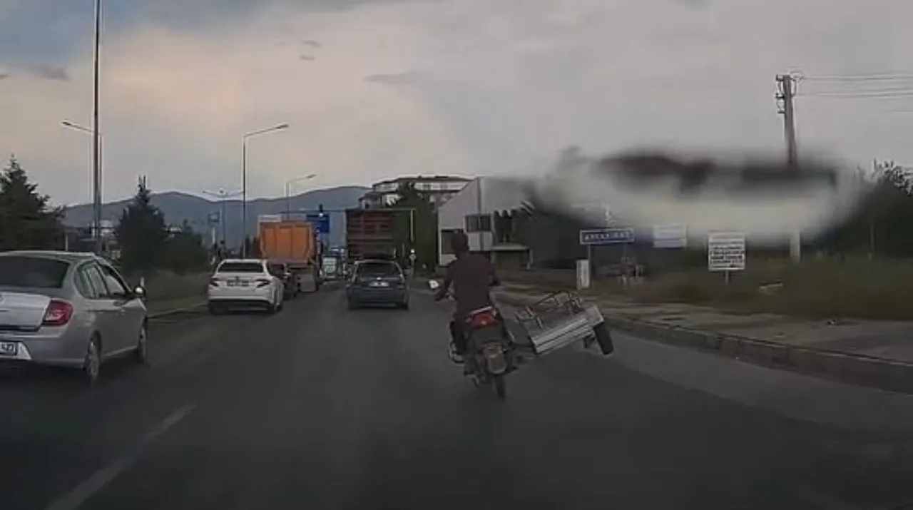 Trafiği tehlikeye attı! Elazığ'da sepetini havaya kaldıran motosikletli kamerada