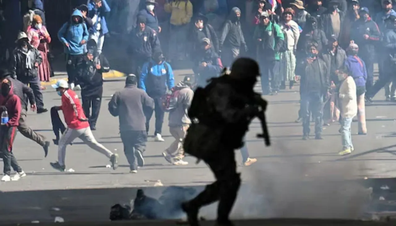 Ülkede Bakanlar peş peşe istifa etti! Protesto dalgası büyüyor
