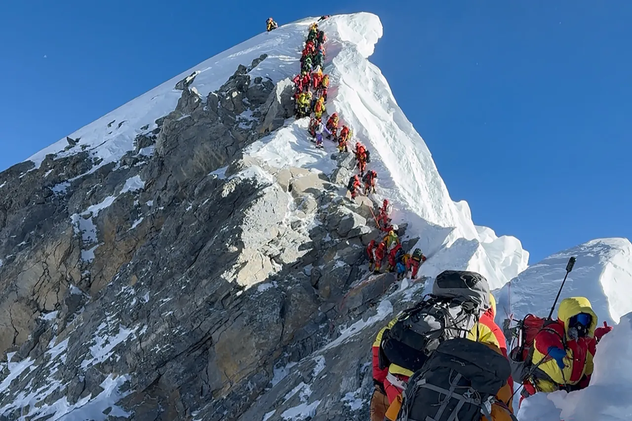 Aç, susuz altı gün! Nepalli kayıp dağcıdan iyi haber! Everest’ten sürünerek inmiş