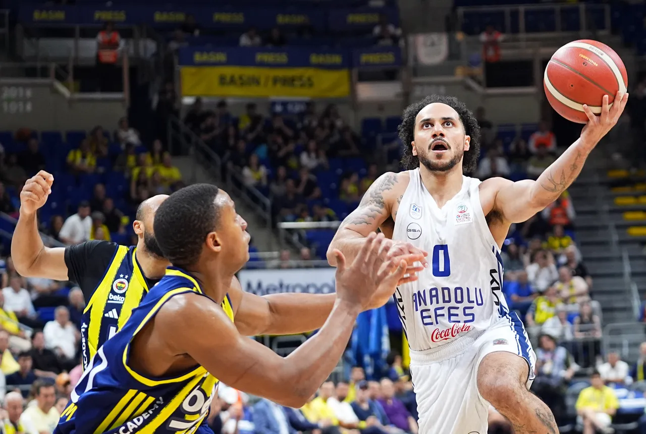 Anadolu Efes-Fenerbahçe Beko maçı nereden izlenir, hangi kanalda? Seride üçüncü maç