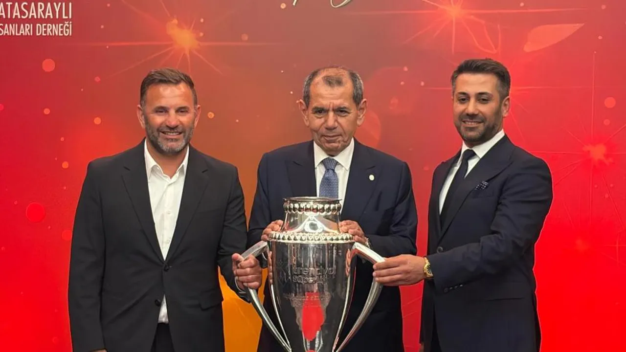 Dursun Özbek ve Okan Buruk, Süper Lig şampiyonluk kupasıyla poz verdi.