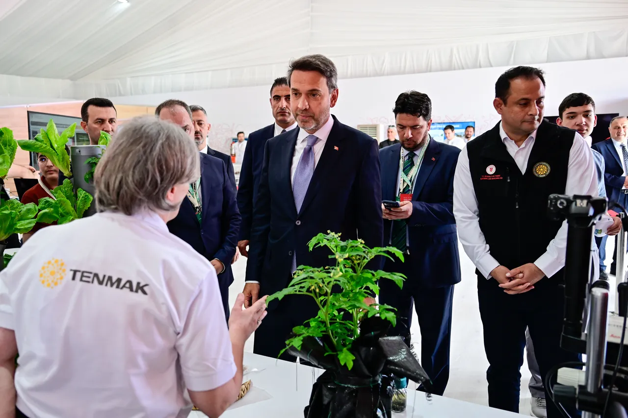 Bakan Bayraktar Sıfır Atık Festivali’ni ziyaret etti! Stantları gezdi, gençlerle buluştu