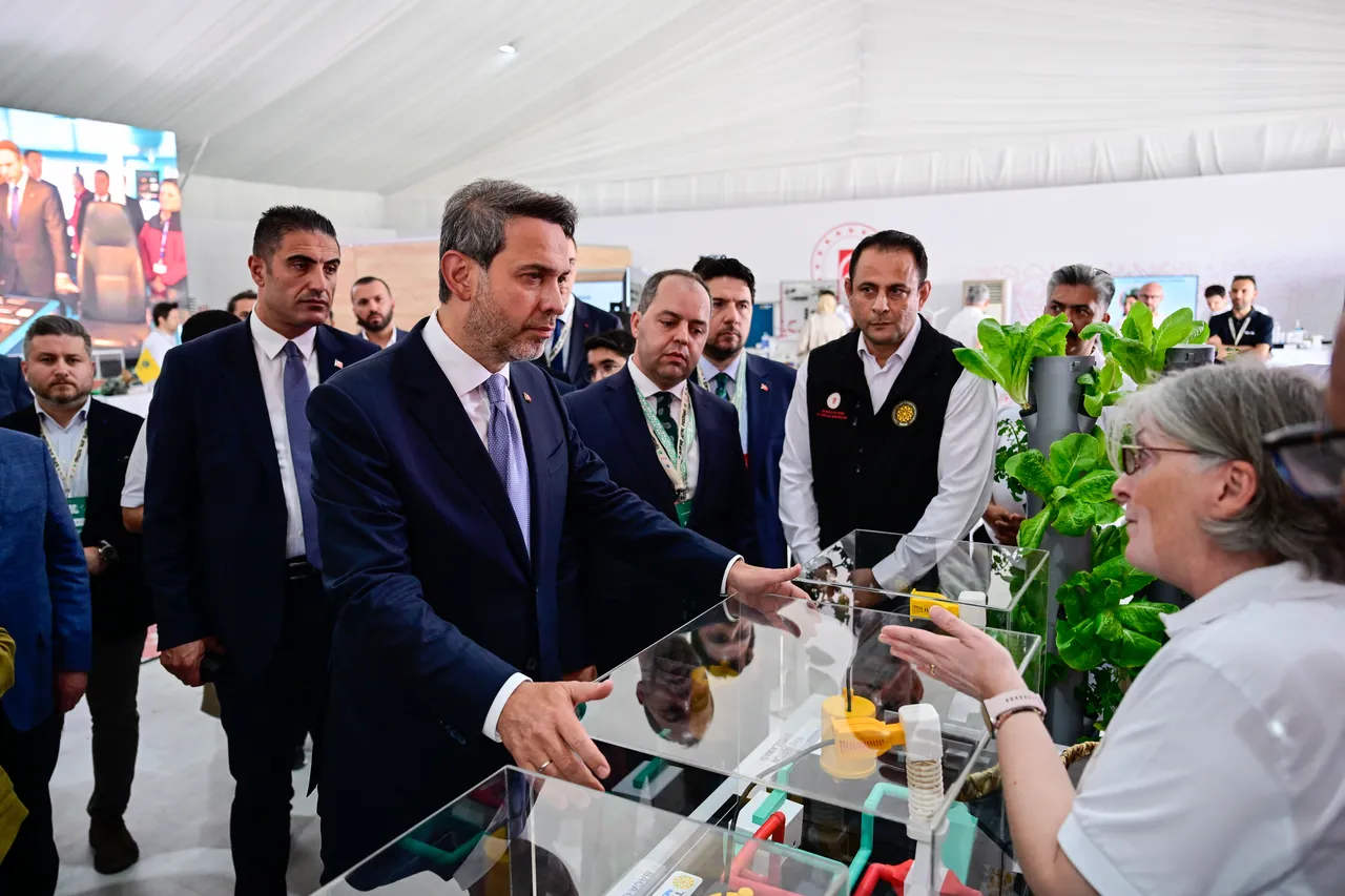Bakan Bayraktar Sıfır Atık Festivali’ni ziyaret etti! Stantları gezdi, gençlerle buluştu