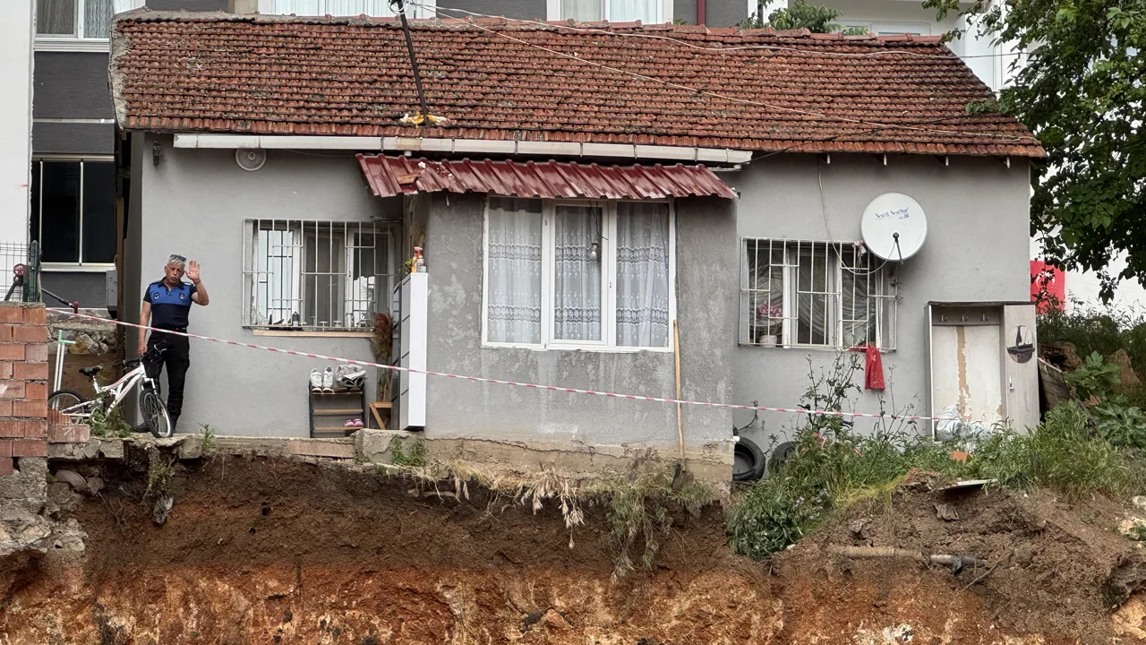 Bilecik'te toprak kayması: 1 ev boşaltıldı