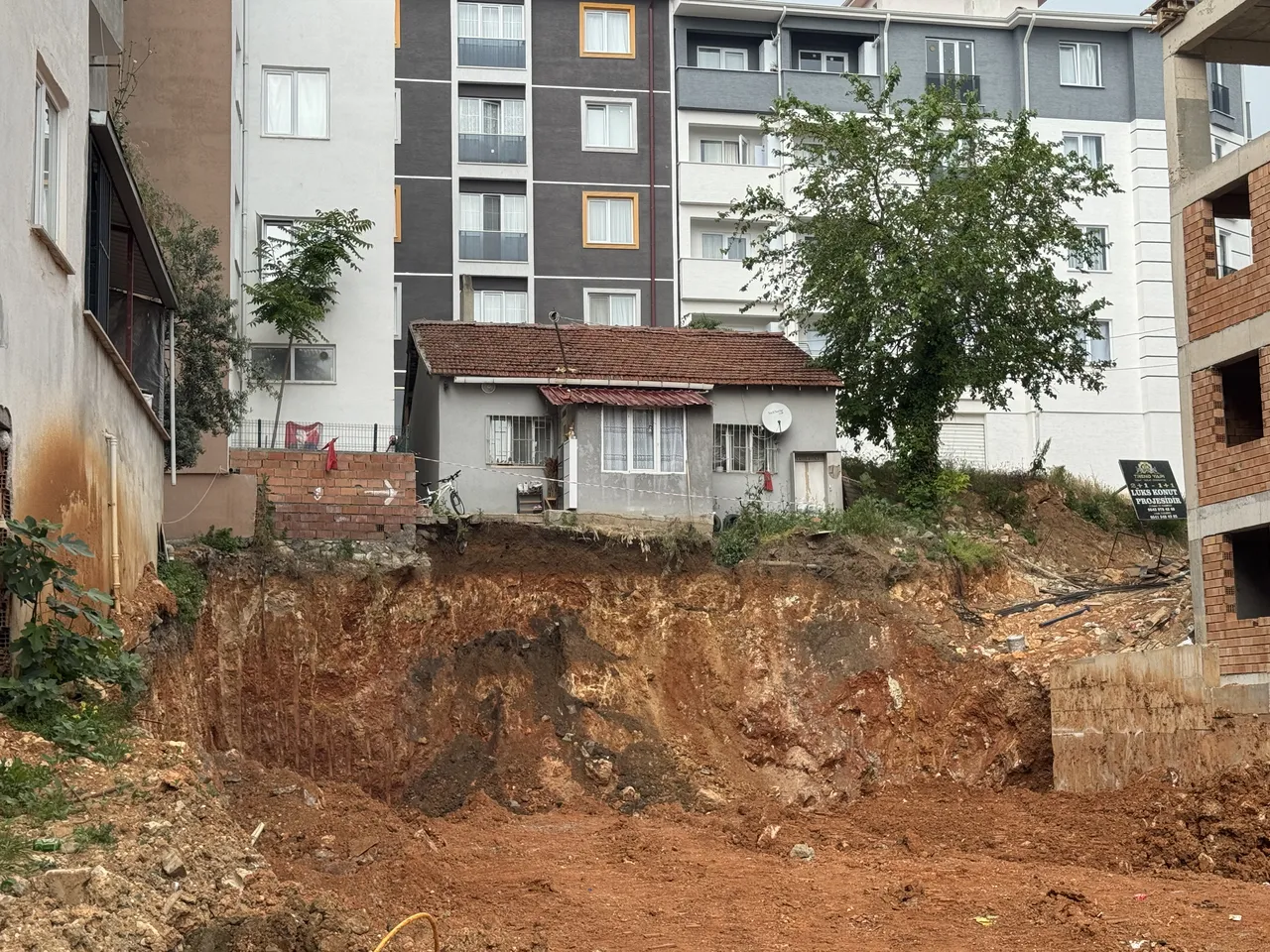 Bilecik'te toprak kayması: 1 ev boşaltıldı