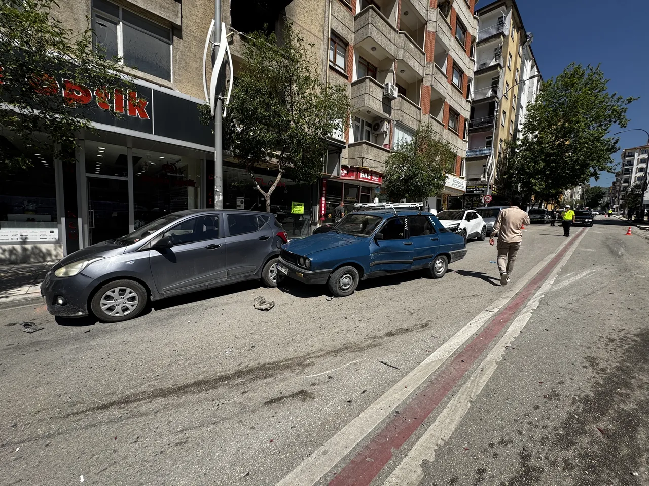 Elazığ'da freni patlayan kamyon 10 aracı biçti! Yaralılar var
