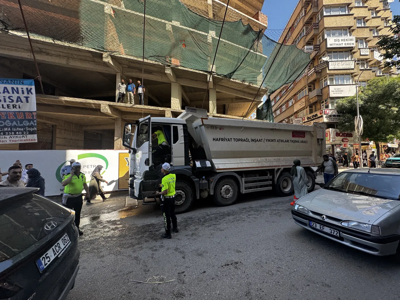 Elazığ'da freni patlayan kamyon 10 aracı biçti! Yaralılar var
