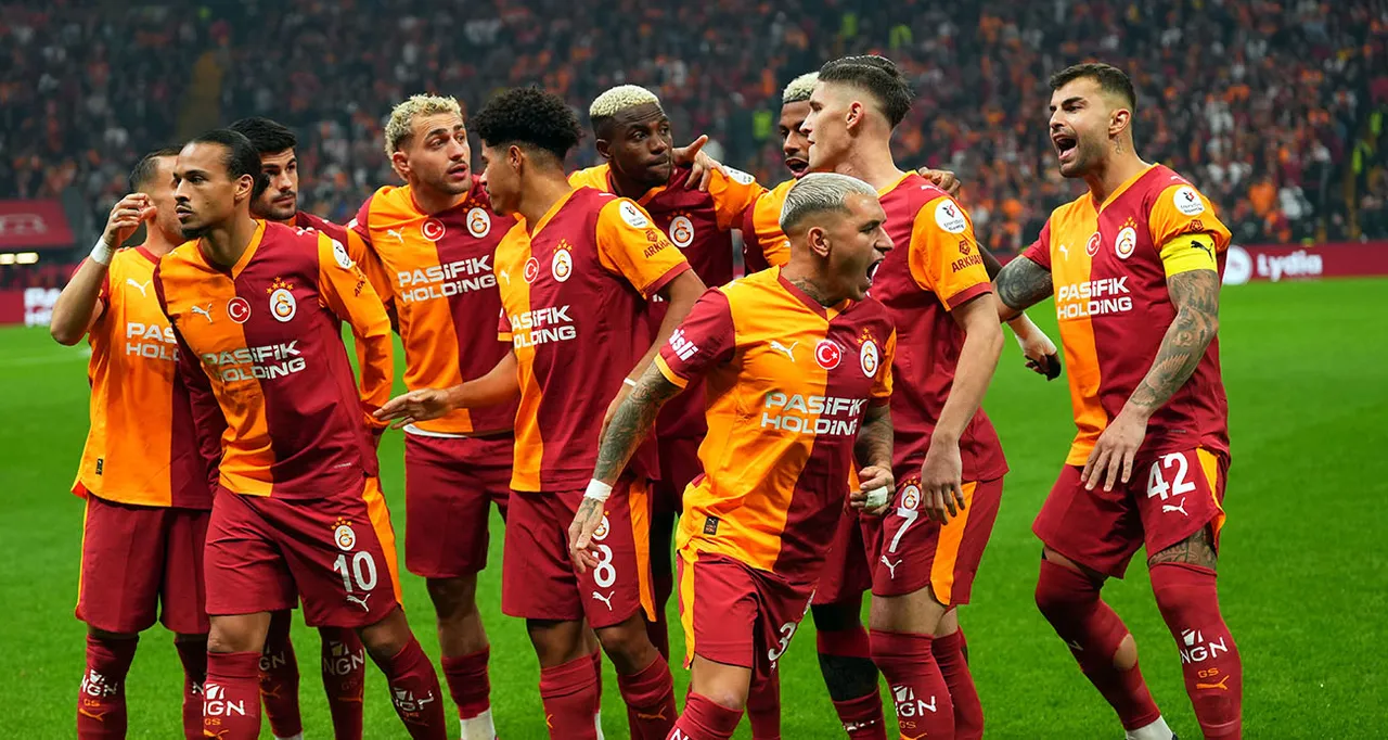 Milli futbolcu, Galatasaray'da geçirdiği 4 yılda 4 Süper Lig şampiyonluğu yaşadı.