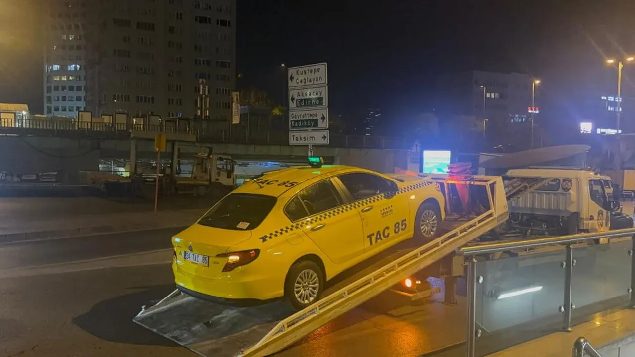 İstanbul'da taksici, yolcuyla kavga etti! Durumu ağır