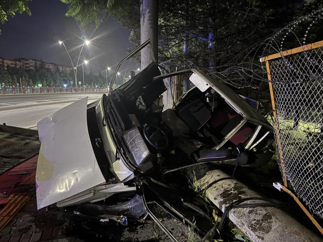 Kayseri'de feci kaza! Otomobil kağıt gibi katlandı: 3 yaralı