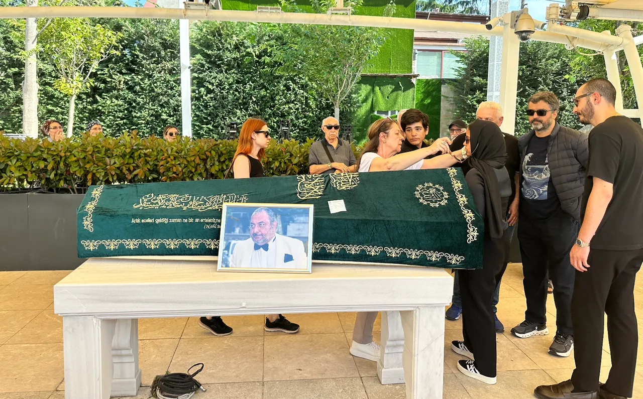 Reha Muhtar’a veda… Cenazede üç çocuğu da yalnız bırakmadı