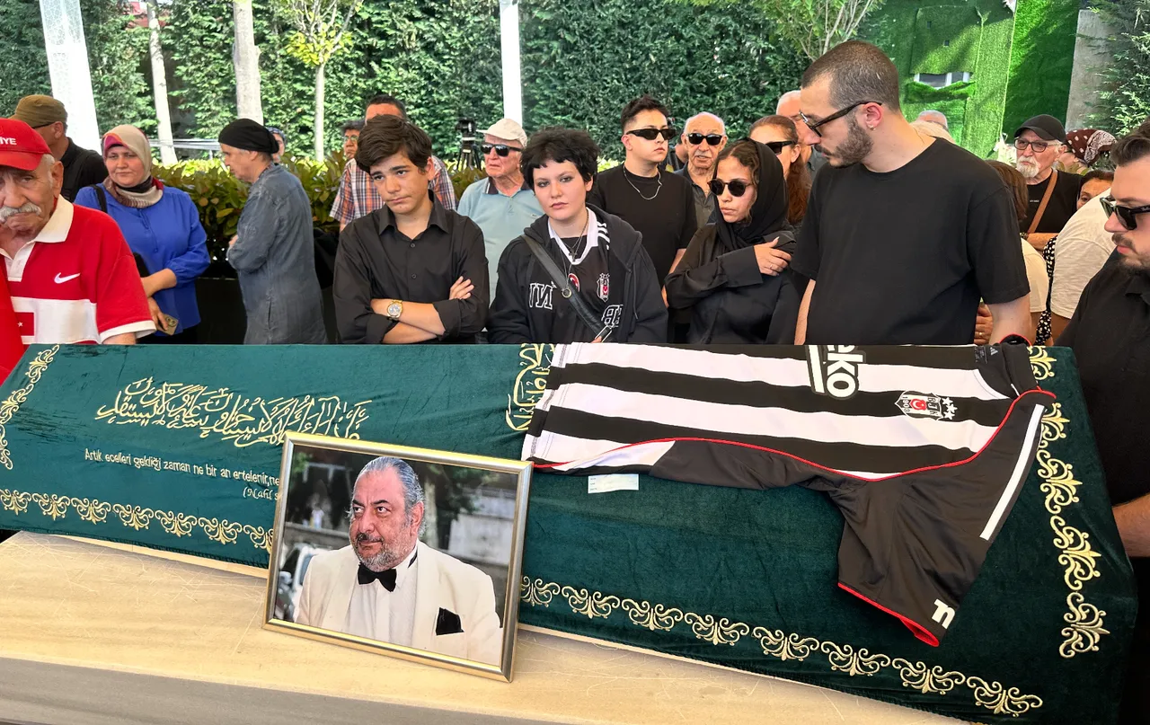 Reha Muhtar’a veda… Cenazede üç çocuğu da yalnız bırakmadı