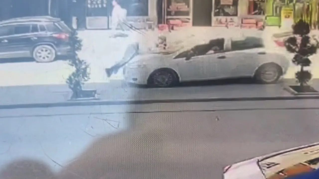Yolun karşısına geçerken otomobil çarptı! Yaşlı adamın savrulduğu anlar kamerada